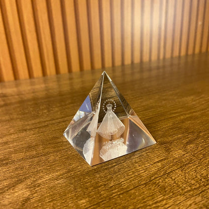 ENFEITE DE MESA CRISTAL NOSSA SENHORA APARECIDA PIRÂMEDE 5,5CM (1 UNIDADE)