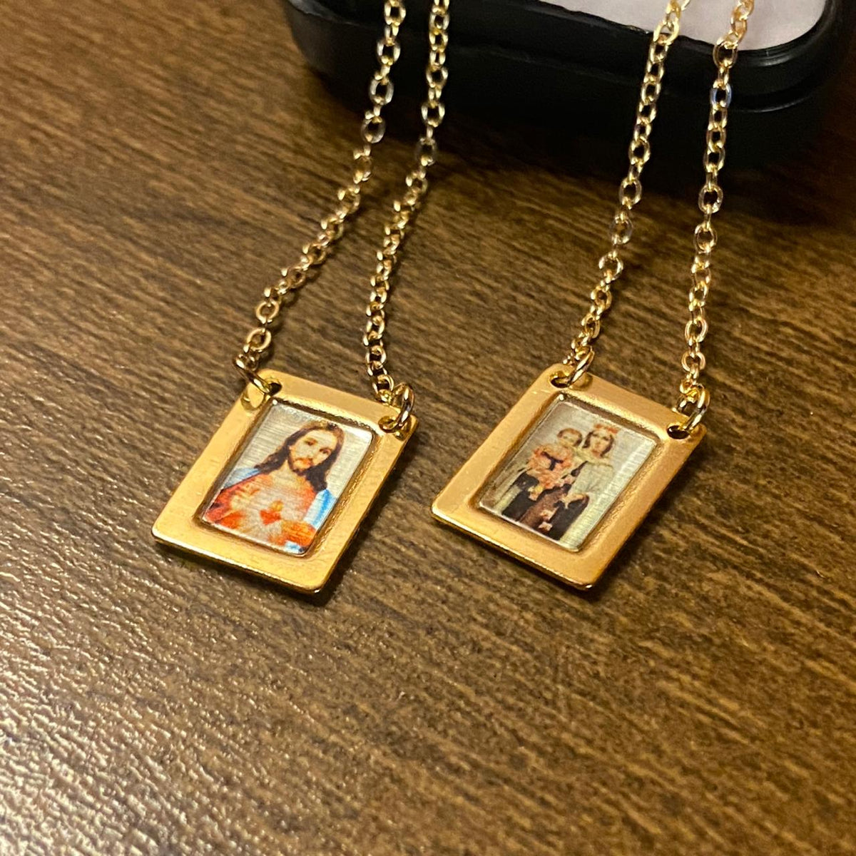 ESCAPULÁRIO DOURADO RESINADO SAGRADO CORAÇÃO DE JESUS E NOSSA SENHORA DO CARMO ( 6 UNIDADE)
