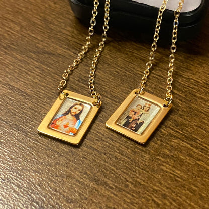 ESCAPULÁRIO DOURADO RESINADO SAGRADO CORAÇÃO DE JESUS E NOSSA SENHORA DO CARMO ( 6 UNIDADE)