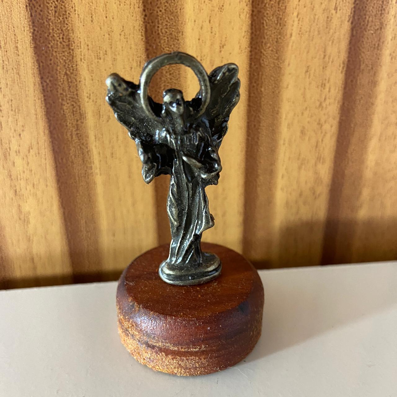 IMAGEM DE MESA METAL OURO VELHO SÃO RAFAEL ARCANJO BASE DE MADEIRA 5,5CM (1 UNIDADE)