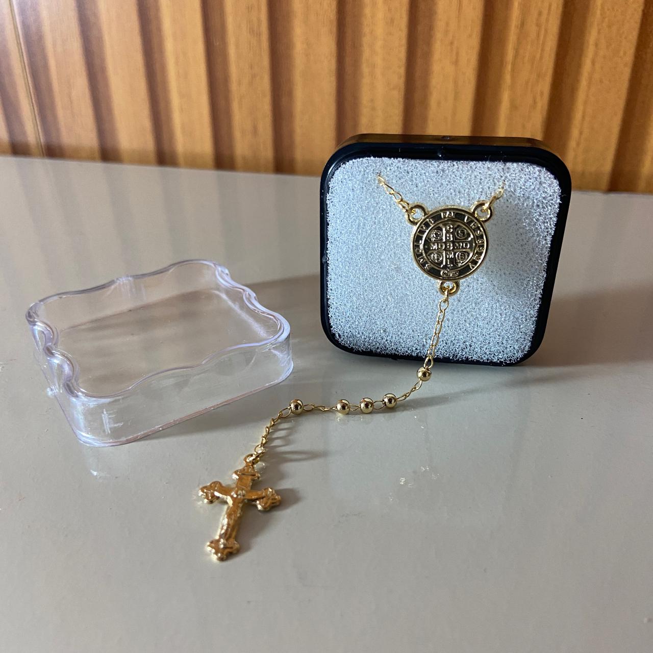 TERÇO PÉROLA DOURADA MEDALHA SÃO BENTO 2MM (3 UNIDADES)