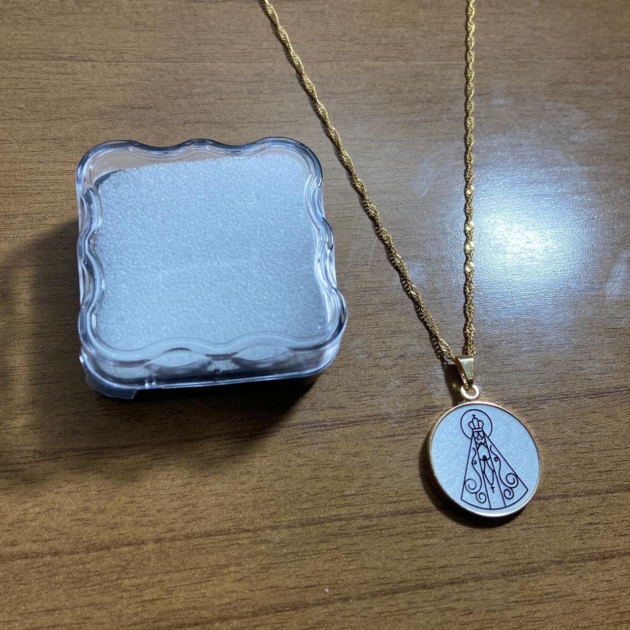 CORRENTE DOURADA MEDALHA ACRÍLICA NOSSA SENHORA APARECIDA  (3 UNIDADES)