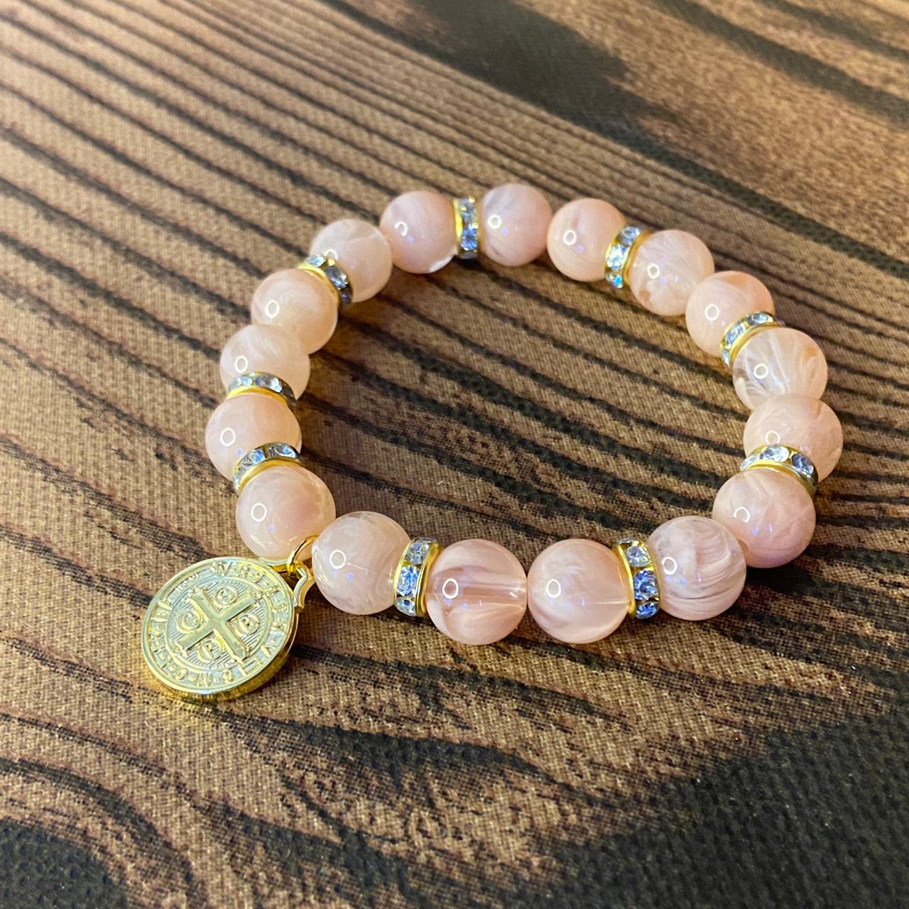 PULSEIRA PÉROLA ROSA COM PINGENTE MEDALHA DE SÃO BENTO 08MM  (03 UNIDADES)