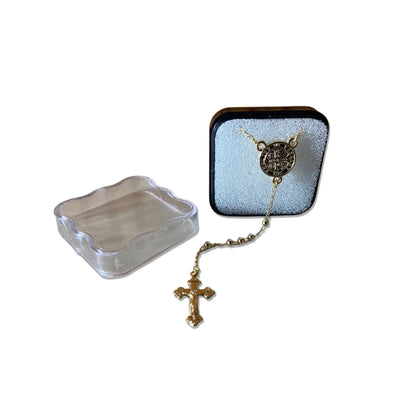 TERÇO PÉROLA DOURADA MEDALHA SÃO BENTO 2MM (3 UNIDADES)