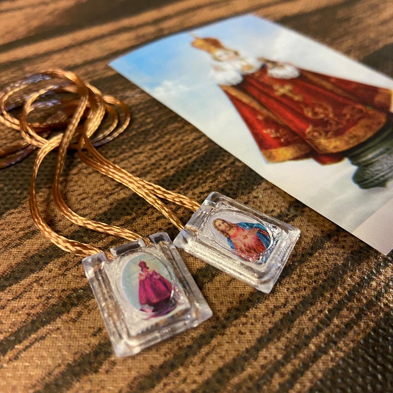 ESCAPULÁRIO CORDINHA SAGRADO CORAÇÃO DE JESUS E MENINO JESUS DE PRAGA (12 UNIDADES)