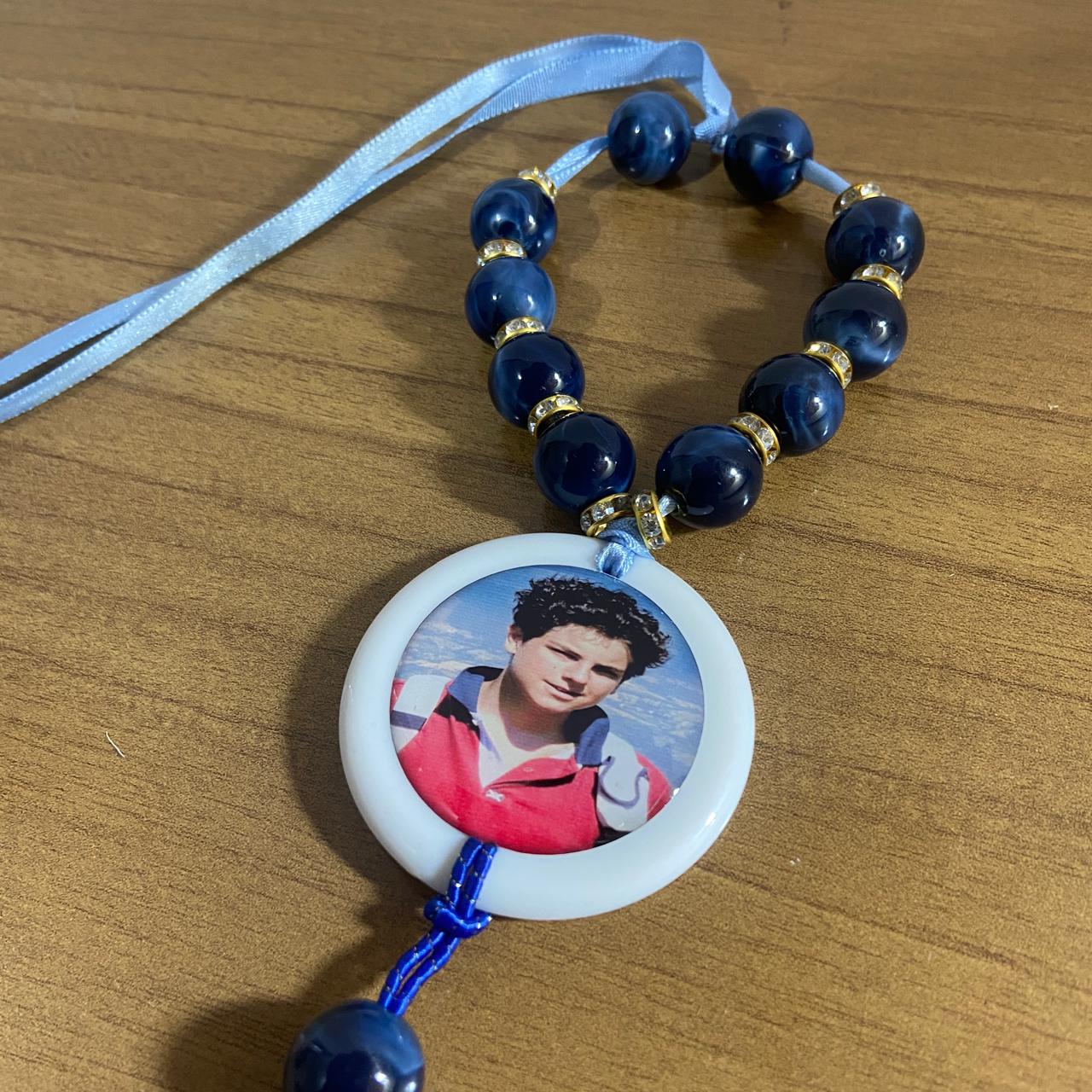 DEZENA PÉROLA AZUL SÃO CARLO ACUTIS RESINADO 14MM (1 UNIDADE)