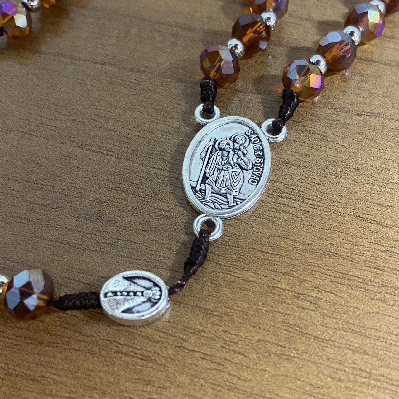 TERÇO CRISTAL NOSSA SENHORA APARECIDA  E SÃO CRISTÓVÃO 6 MM MARROM  (1 UNIDADE)