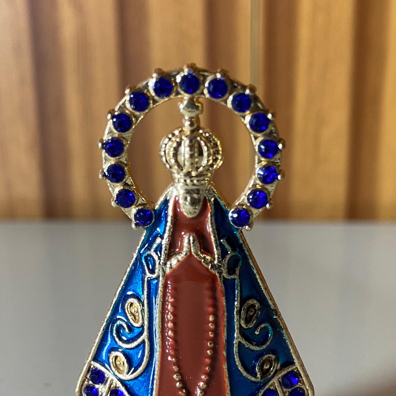 IMAGEM NOSSA SENHORA APARECIDA MARROM COM AURÉOLA  PARA CARRO STRASS AZUL (12 UNIDADES)