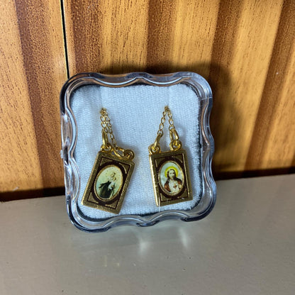 ESCAPULÁRIO DOURADO RESINADO SAGRADO CORAÇÃO DE JESUS E NOSSA SENHORA DO CARMO (1 UNIDADE)