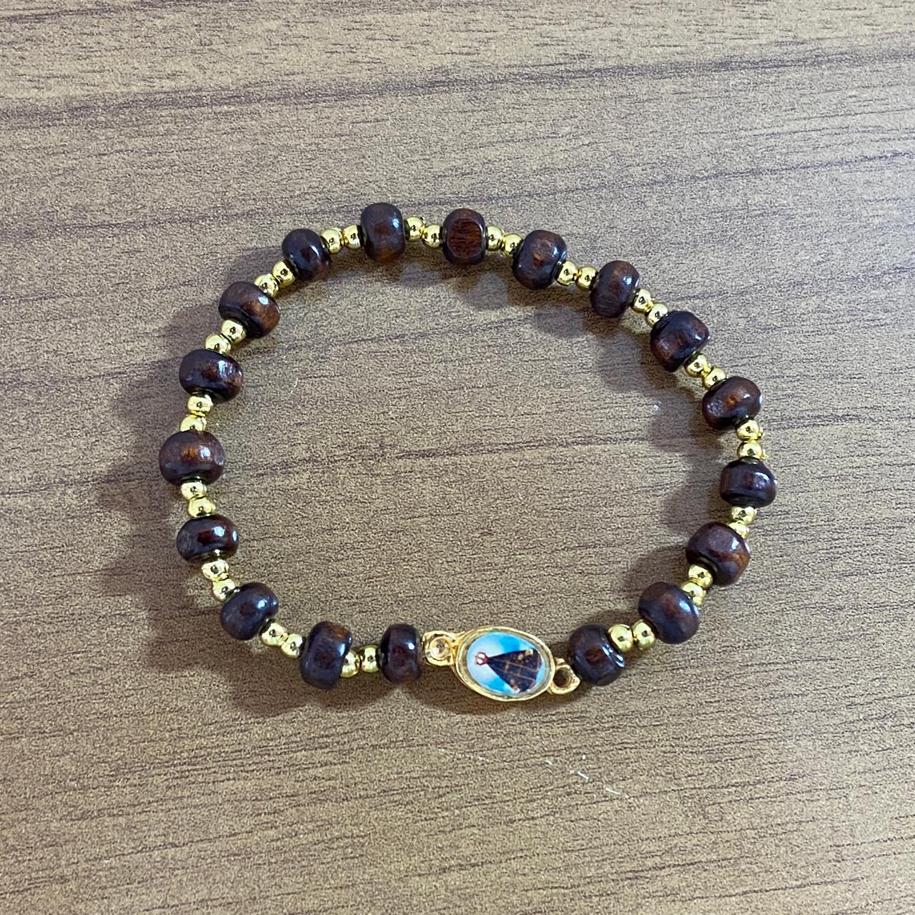 PULSEIRA DE MADEIRA COM MEDALHA NOSSA SENHORA APARECIDA (01 UNIDADE)