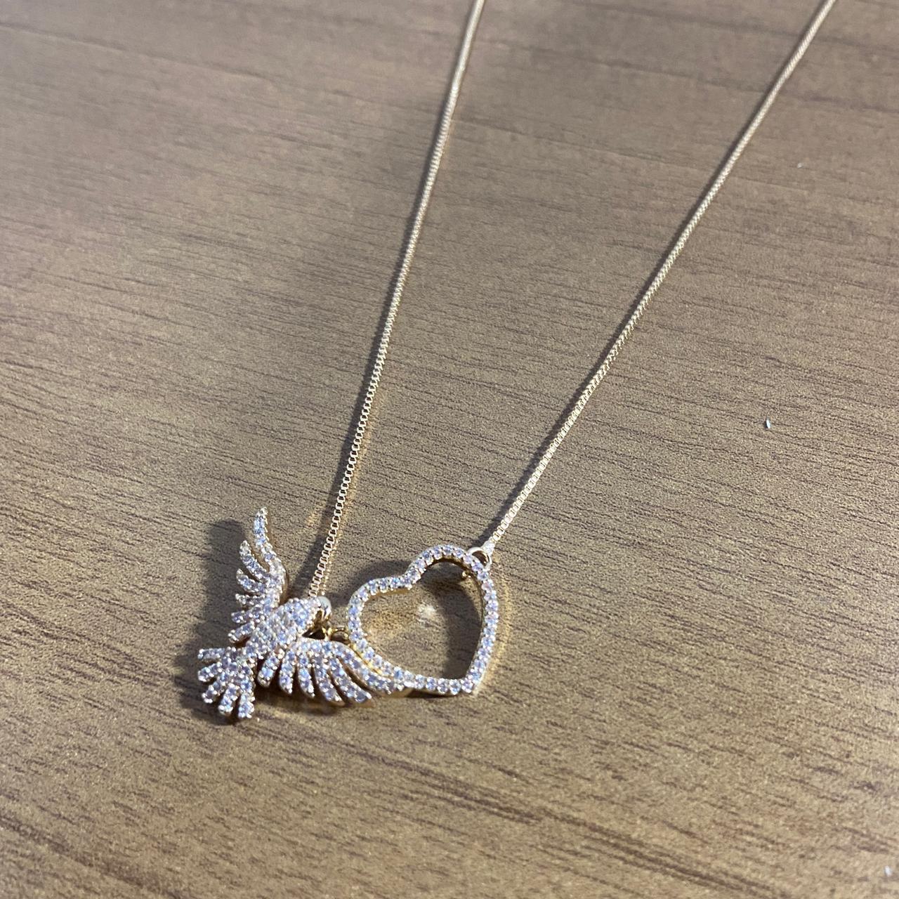 COLAR DOURADO DIVINO ESPÍRITO SANTO E CORAÇÃO COM STRASS   (1 UNIDADE)