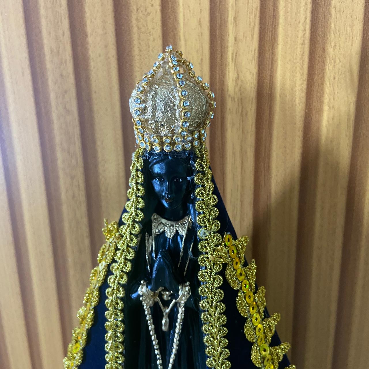 IMAGEM DE GESSO NOSSA SENHORA APARECIDA COM MANTO E STRASS 22CM (1 UNIDADE)