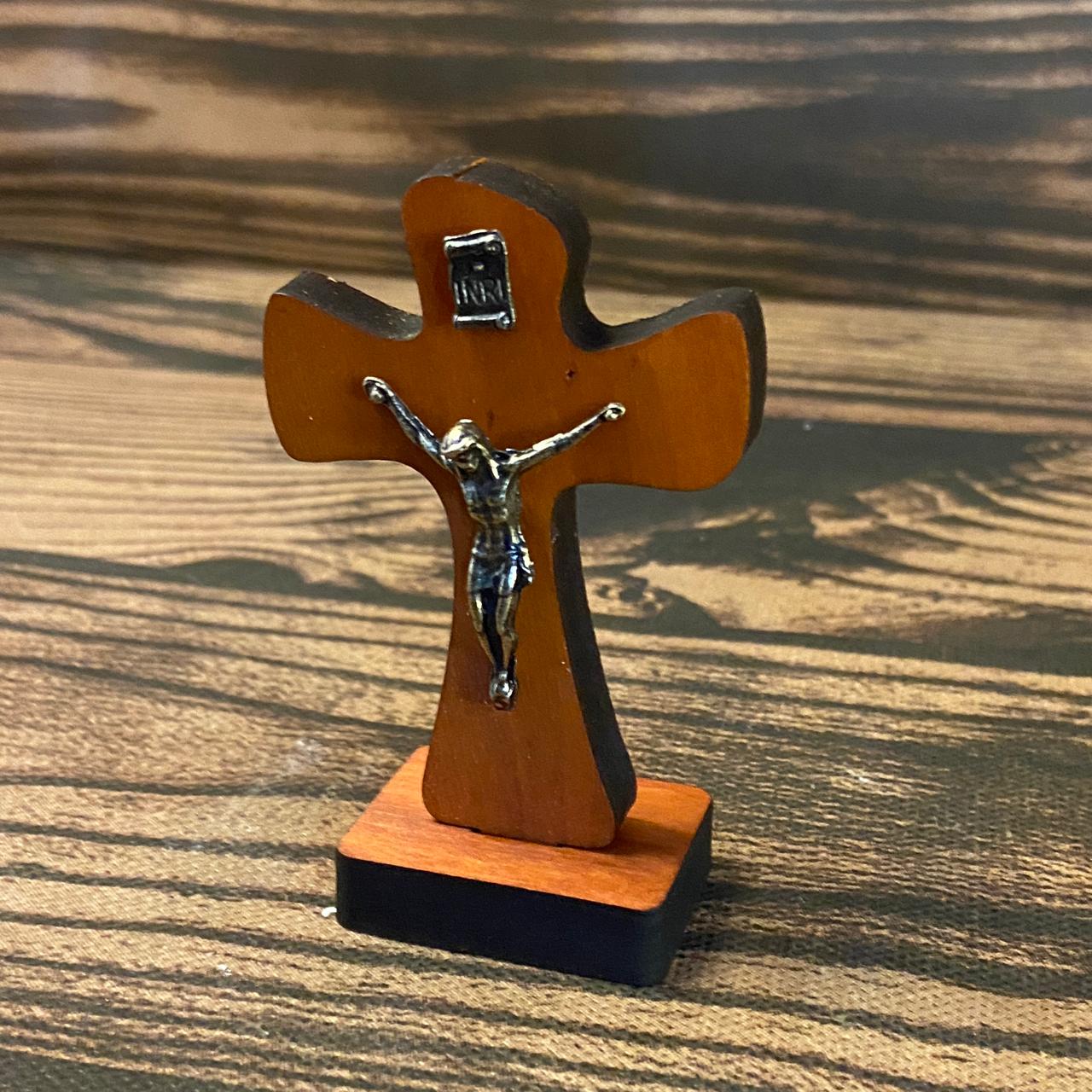 CRUCIFIXO MADEIRA DE MESA  8,5CM (1 UNIDADE)