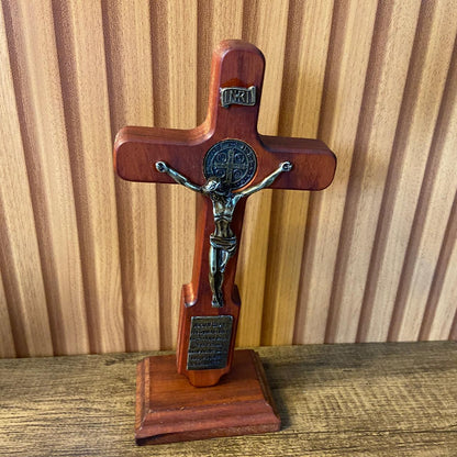 CRUCIFIXO MADEIRA DE MESA MEDALHA SÃO BENTO COM ORAÇÃO 21CM (1 UNIDADE)