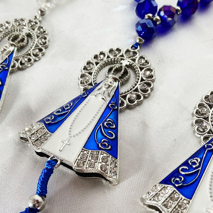 DEZENA PARA CARRO CRISTAL NOSSA SENHORA APARECIDA PRATEADA CORES SORTIDAS COM RESPLENDOR 10MM (3 UNIDADES)
