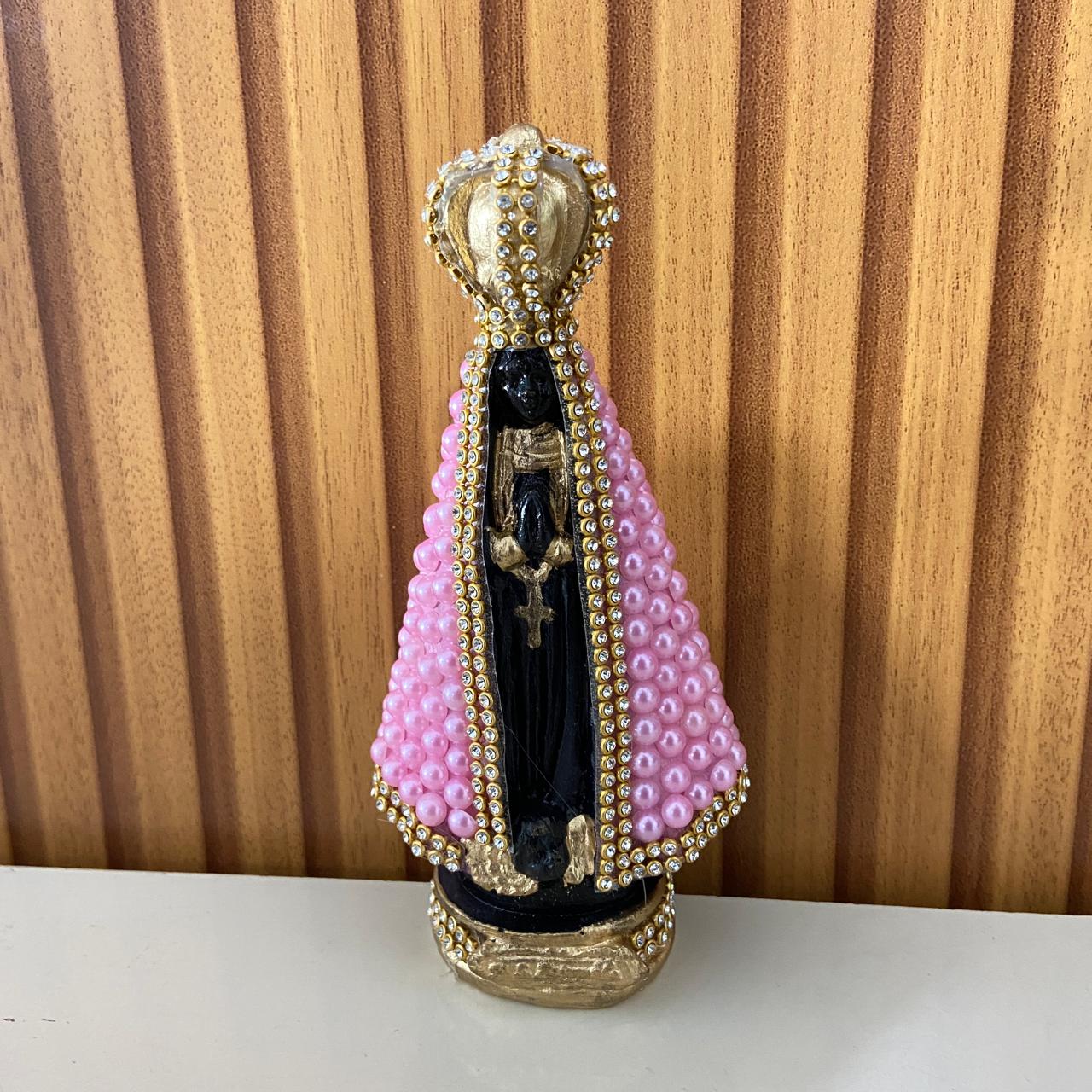 IMAGEM DE GESSO NOSSA SENHORA APARECIDA COM PÉROLA ROSA E STRASS 15CM (1 UNIDADE)