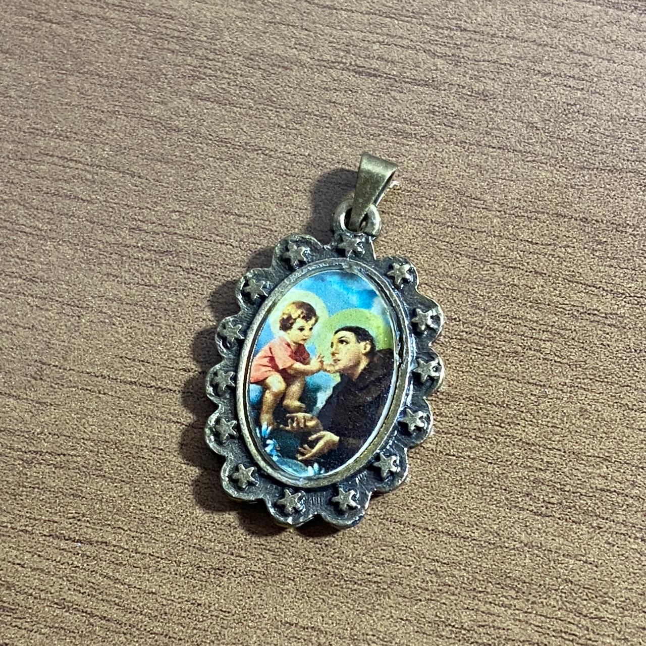 PINGENTE OURO VELHO RESINADO SANTO ANTÔNIO  (6 UNIDADES)