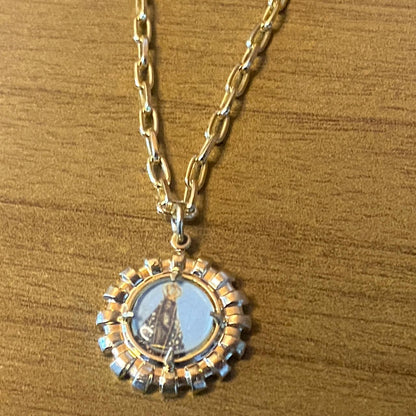 CORRENTE DOURADA COM PINGENTE RESINADO NOSSA SENHORA APARECIDA  ( 1 UNIDADE)