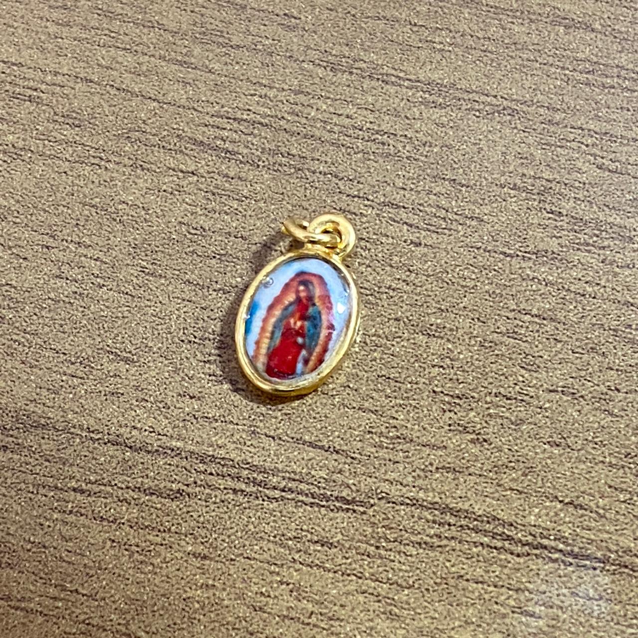 PINGENTE DOURADO OVAL RESINADO NOSSA SENHORA DE GUADALUPE  (5 UNIDADES)