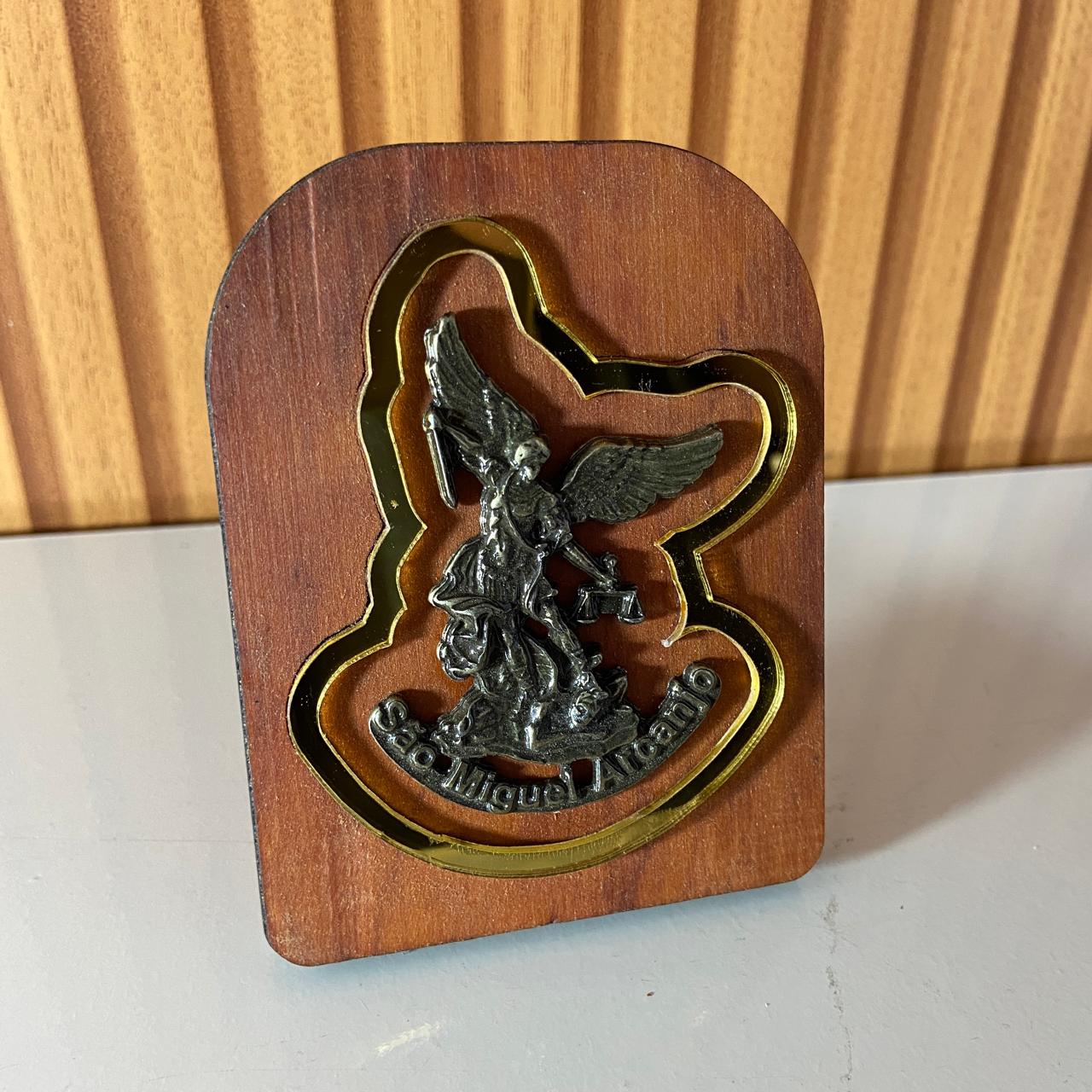 ADORNO DE MESA MADEIRA SÃO MIGUEL ARCANJO DE METAL COM ACRÍLICO 10CM (1 UNIDADE)