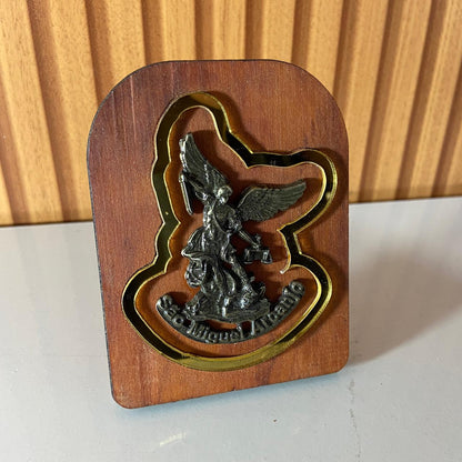 ADORNO DE MESA MADEIRA SÃO MIGUEL ARCANJO DE METAL COM ACRÍLICO 10CM (1 UNIDADE)