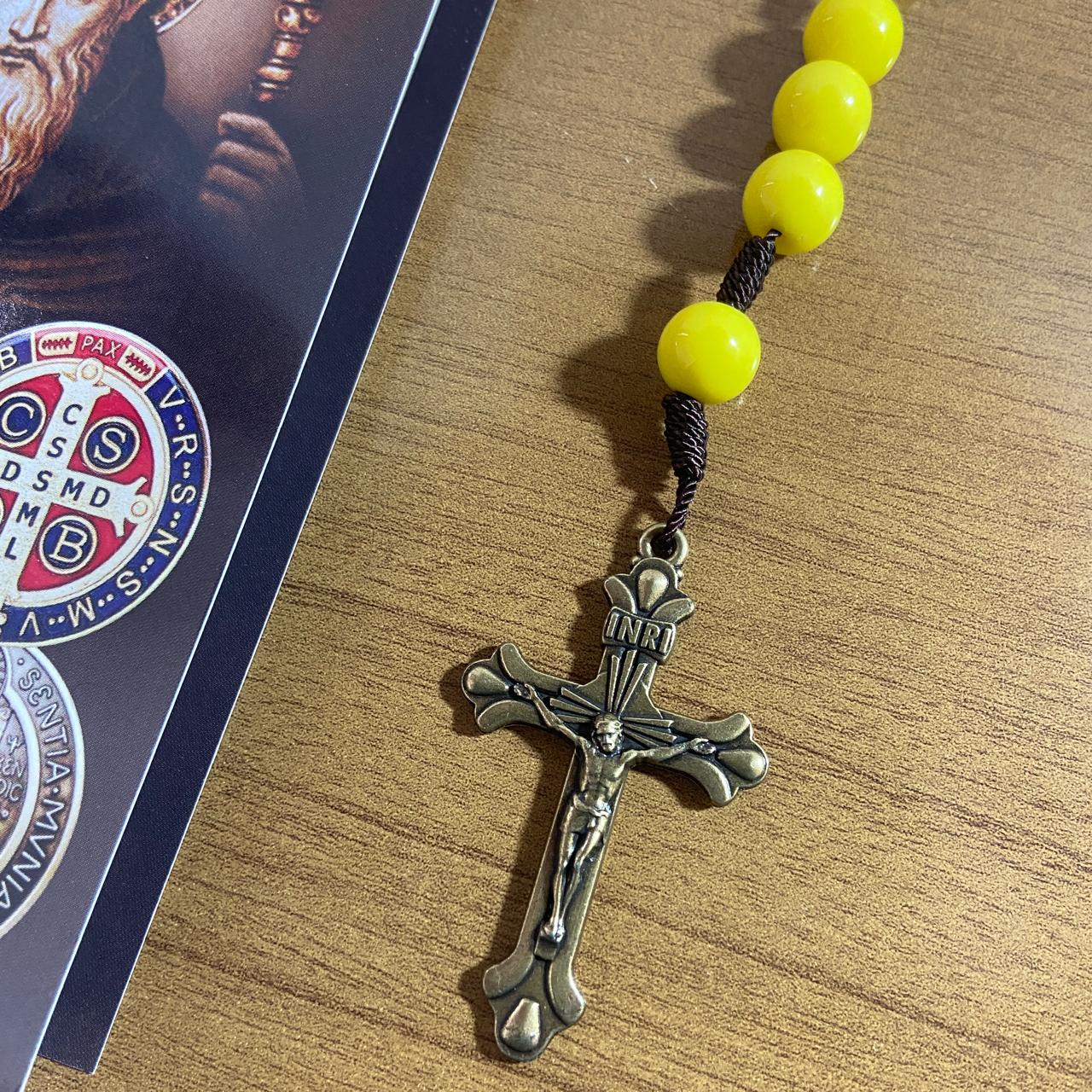 TERÇO PÉROLA AMARELA CAMPISTA MEDALHA SÃO BENTO 10MM (1 UNIDADE)