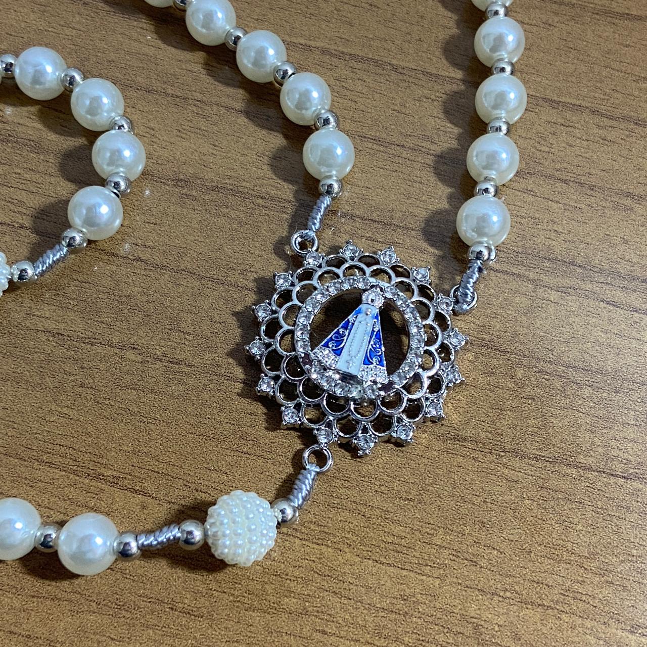 TERÇO DE NOIVA PRATEADO PÉROLA NOSSA SENHORA APARECIDA 08MM (1 UNIDADE)