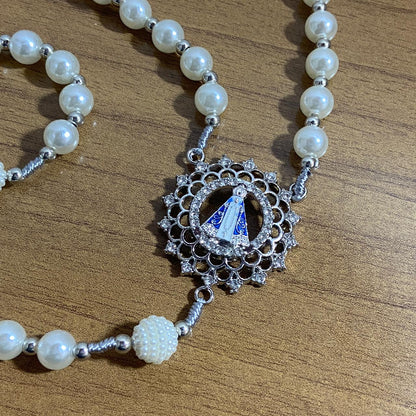 TERÇO DE NOIVA PRATEADO PÉROLA NOSSA SENHORA APARECIDA 08MM (1 UNIDADE)