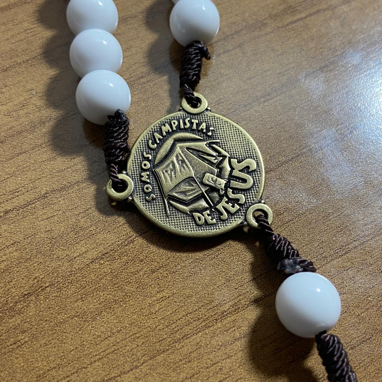 TERÇO PÉROLA BRANCA CAMPISTA MEDALHA SÃO BENTO 10MM (1 UNIDADE)