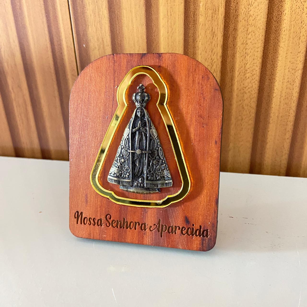 ADORNO DE MESA MADEIRA NOSSA SENHORA APARECIDA DE METAL COM ACRÍLICO 9,5CM(1 UNIDADE)