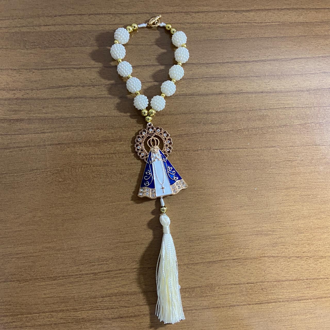 DEZENA PARA CARRO NOSSA SENHORA APARECIDA COM AURÉOLA STRASS BRANCO AMORA BRANCA 12MM (3 UNIDADES)