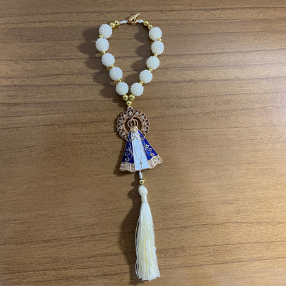 DEZENA PARA CARRO NOSSA SENHORA APARECIDA COM AURÉOLA STRASS BRANCO AMORA BRANCA 12MM (3 UNIDADES)