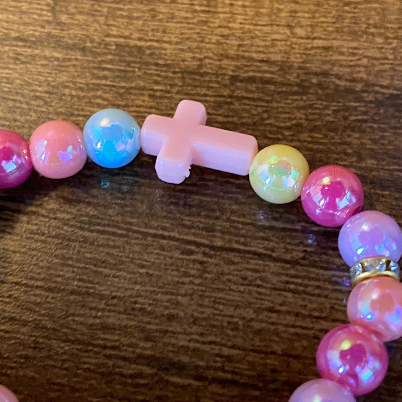 PULSEIRA PÉROLA INFANTIL COLORIDA COM CRUZ  (06 UNIDADES)
