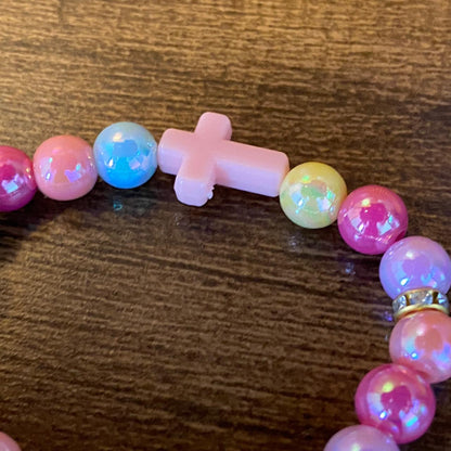 PULSEIRA PÉROLA INFANTIL COLORIDA COM CRUZ  (06 UNIDADES)