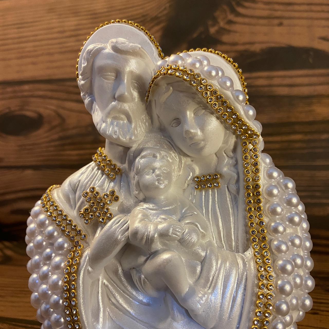 BUSTO DE GESSO SAGRADA FAMÍLIA BRANCO COM PÉROLA E STRASS DOURADO 20CM MOD 2 (1 UNIDADE)