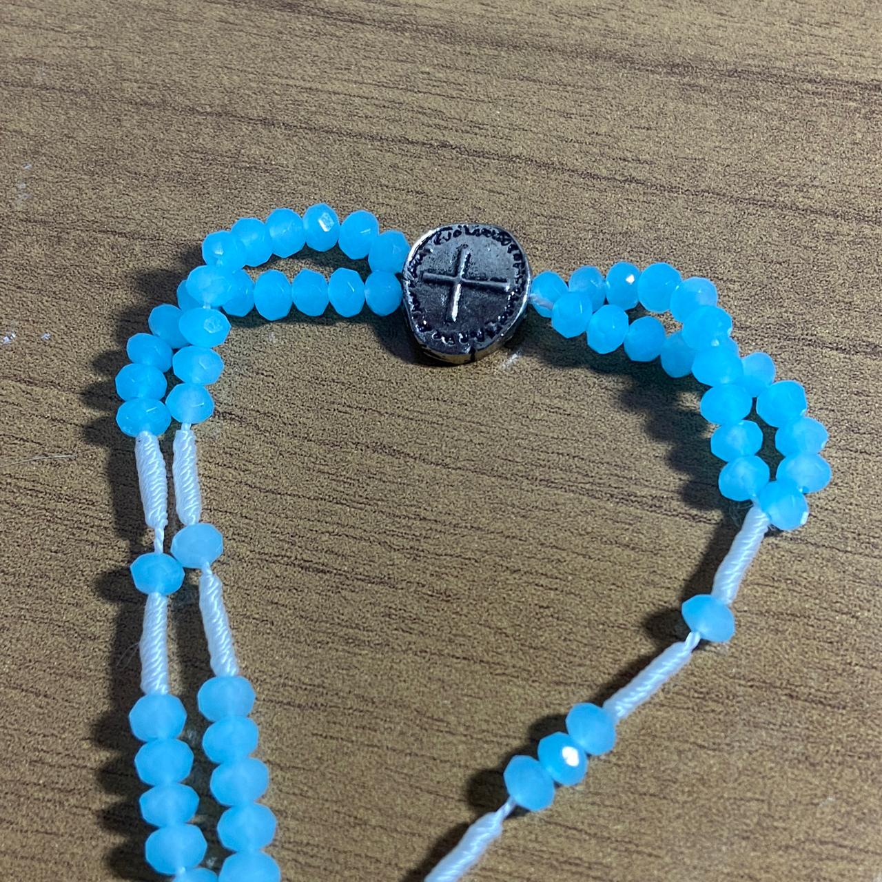 TERÇO PULSEIRA CRISTAL DUAS MEDALHAS AZUL BEBÊ  (3 UNIDADES)