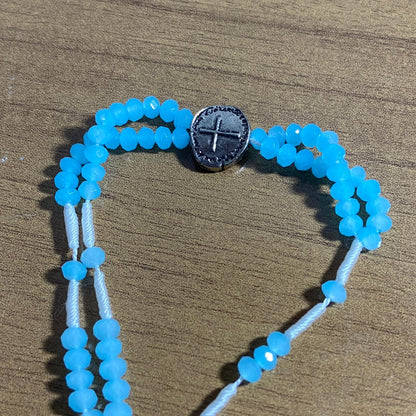 TERÇO PULSEIRA CRISTAL DUAS MEDALHAS AZUL BEBÊ  (3 UNIDADES)