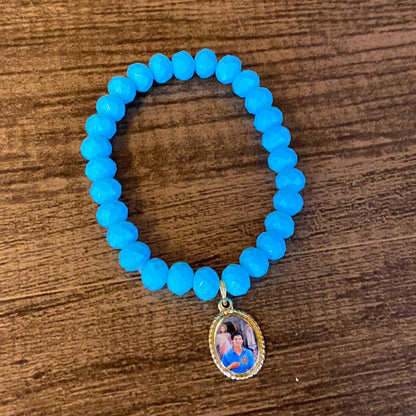 PULSEIRA CRISTAL AZUL COM MEDALHA RESINADA SÃO CARLO ACUTIS (01 UNIDADE)