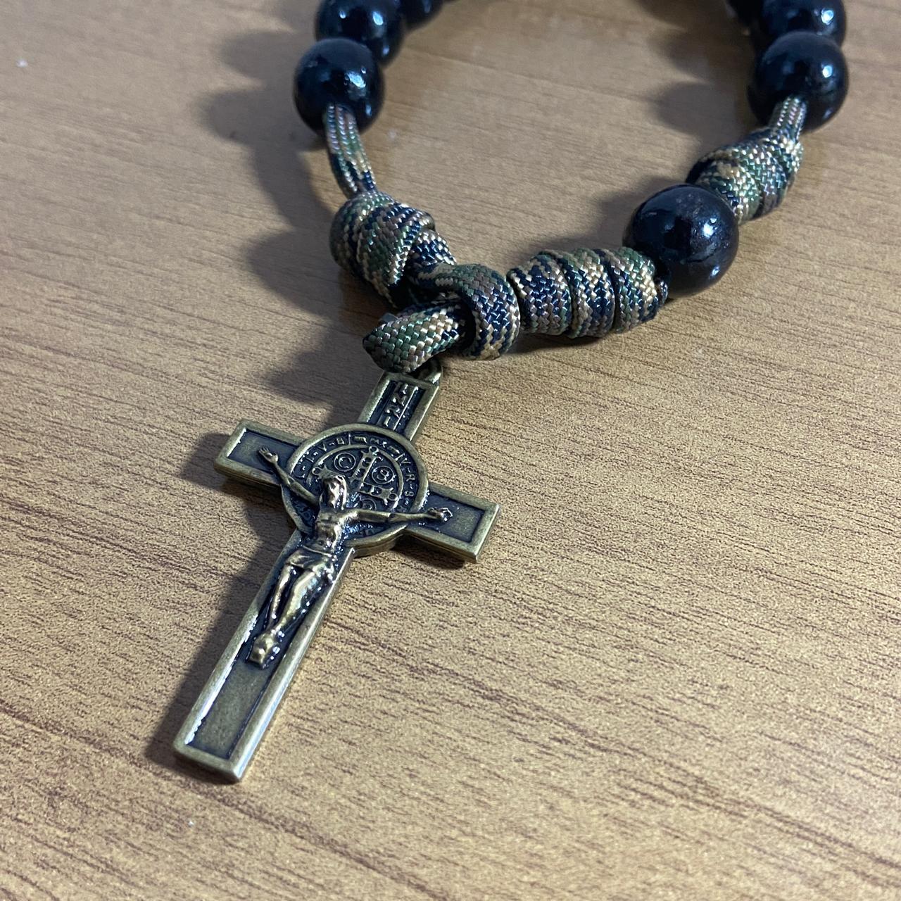 PULSEIRA MADEIRA PRETA COM CRUCIFIXO METAL   (01 UNIDADE)