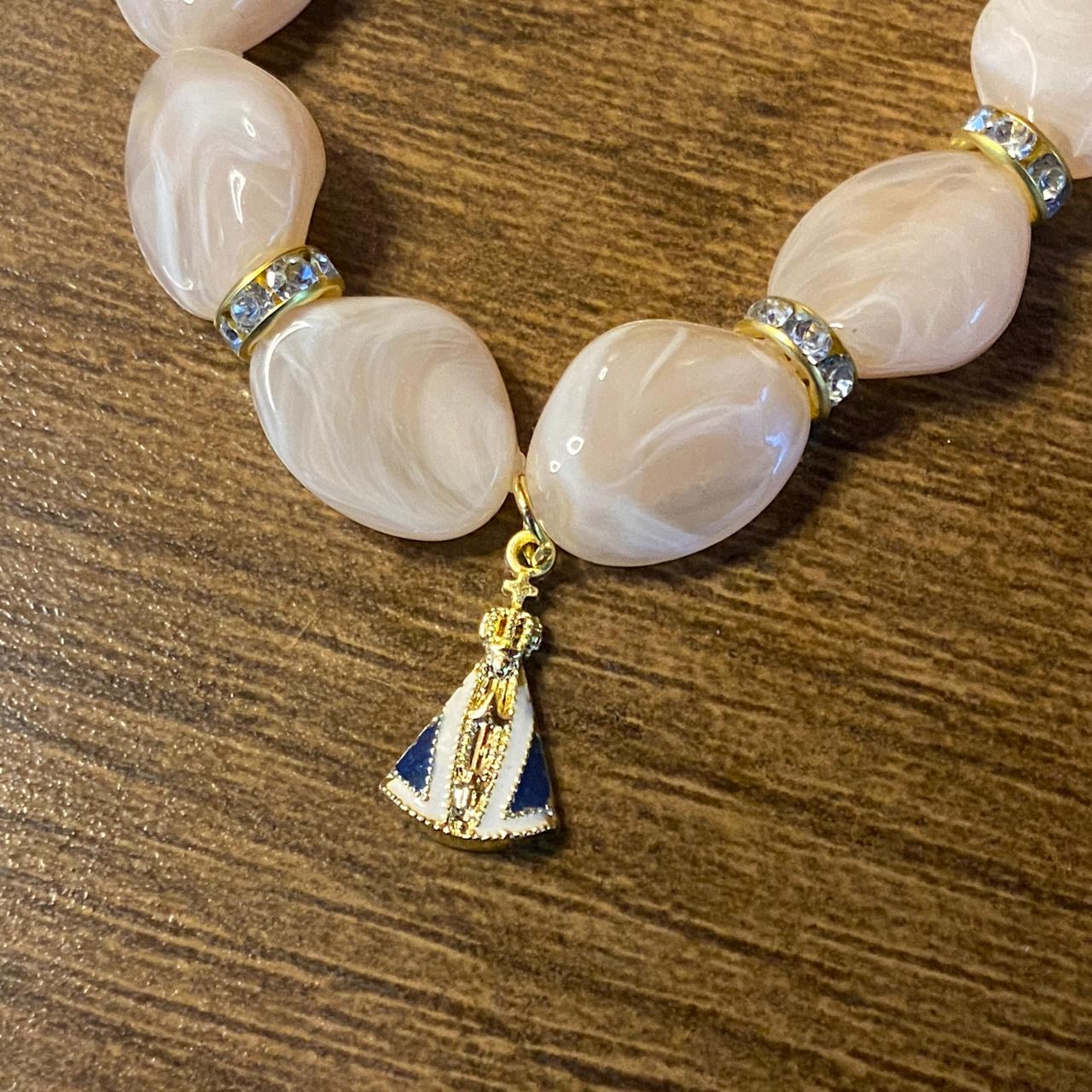 PULSEIRA PEDRARIAS COM PINGENTE NOSSA SENHORA APARECIDA MOD - 01 (03 UNIDADES)