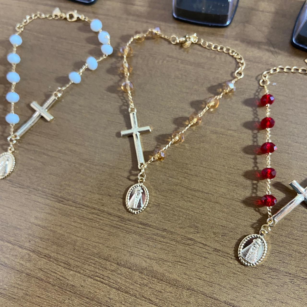 PULSEIRA CRISTAL CRUZ COM PINGENTE NOSSA SENHORA APARECIDA CORES SORTIDAS  (03 UNIDADES)