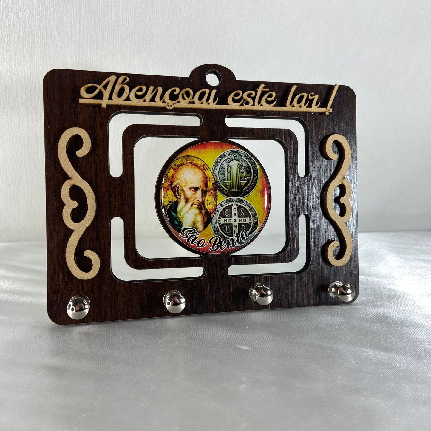 PORTA CHAVE VAZADO RESINADO SÃO BENTO 14CM (1 UNIDADE)