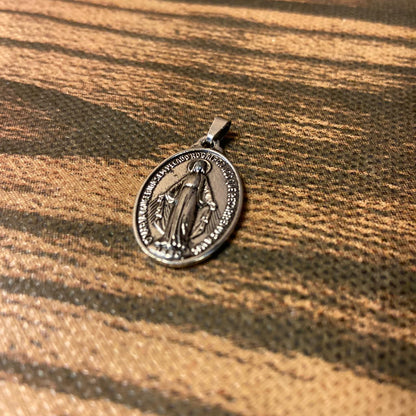 MEDALHA MILAGROSA NÍQUEL NOSSA SENHORA DAS GRAÇAS COM FOLHETO MOD 2 (12 UNIDADES)