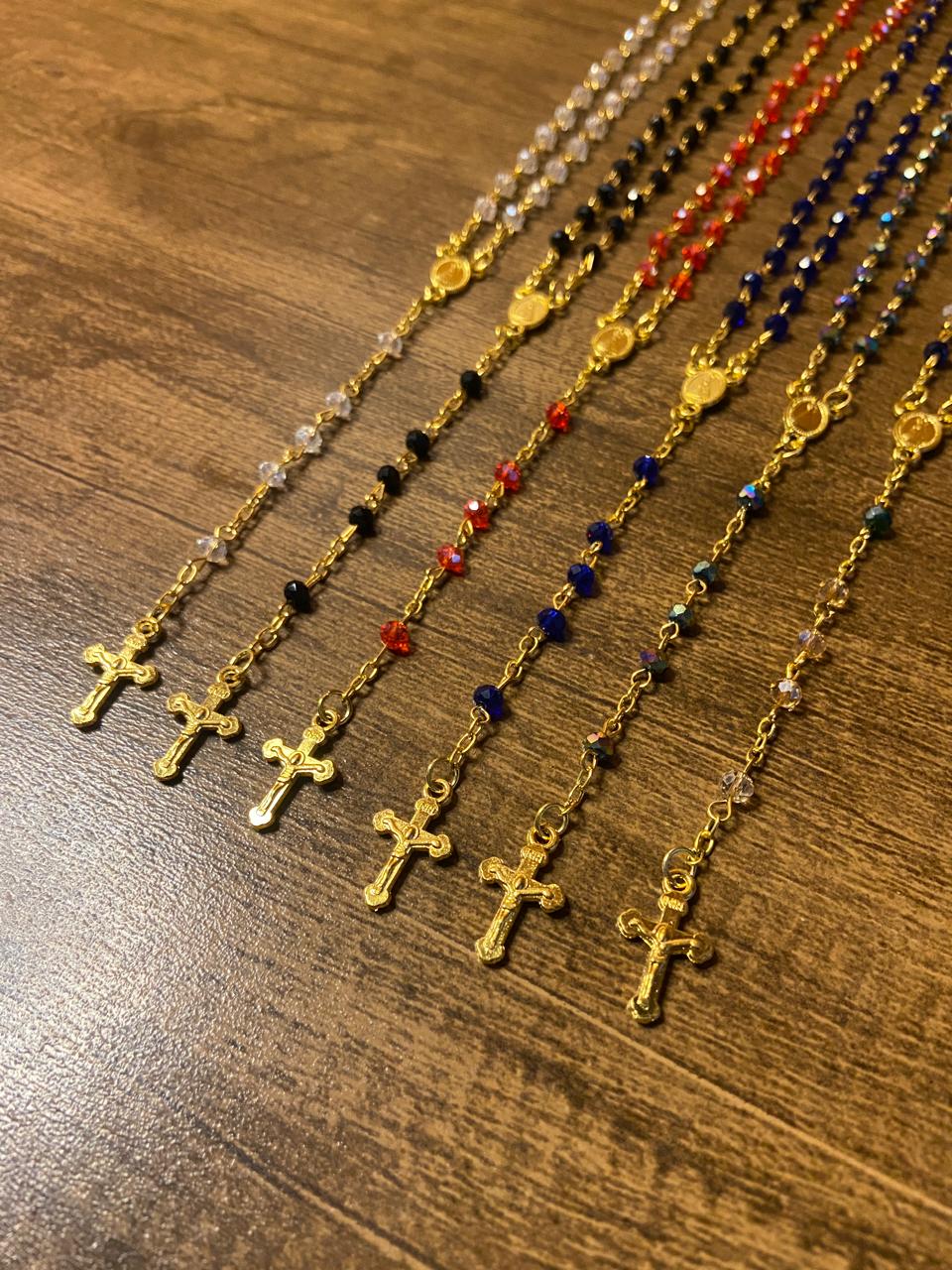 TERÇO CRISTAL NA GARRAFA NOSSA SENHORA APARECIDA CORES SORTIDAS 4MM DOURADO (12 UNIDADES)