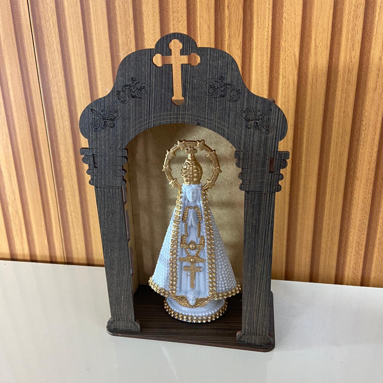 ORATÓRIO DE PAREDE E MESA MDF + IMAGEM DE PLÁSTICO NOSSA SENHORA APARECIDA BRANCA COM STRASS 15CM (1 UNIDADE)