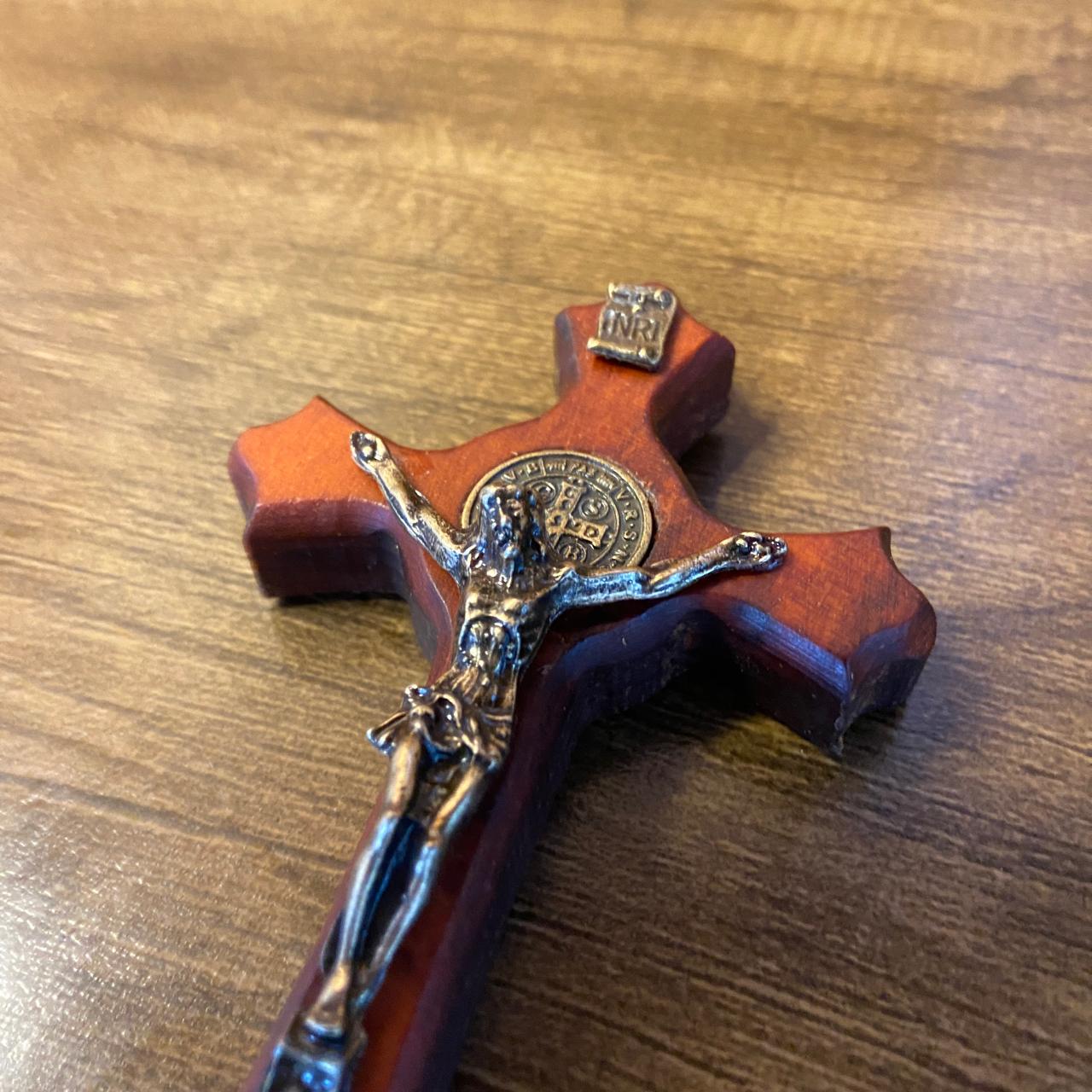 CRUCIFIXO MADEIRA DE PAREDE MEDALHA SÃO BENTO 11CM (1 UNIDADE)