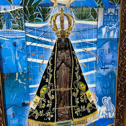 QUADRO COM MOLDURA RESINADO NOSSA SENHORA APARECIDA 44CMX34CM (1 UNIDADE)