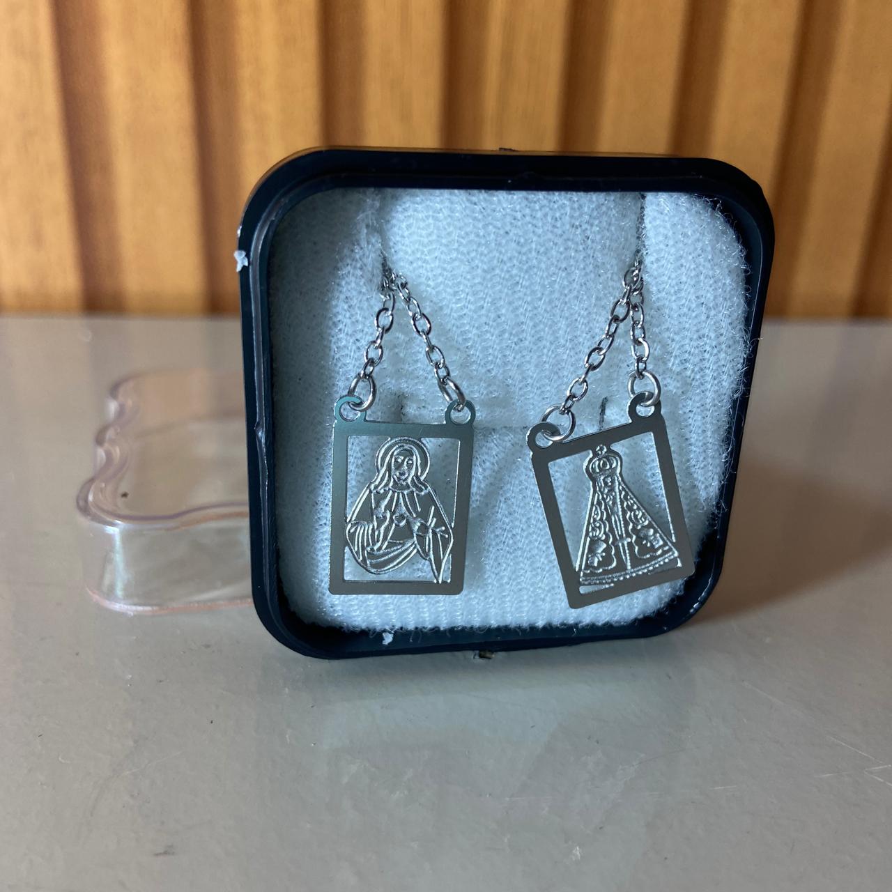 ESCAPULÁRIO INOX LASER VAZADO SAGRADO CORAÇÃO DE JESUS E NOSSA SENHORA APARECIDA (6 UNIDADES)