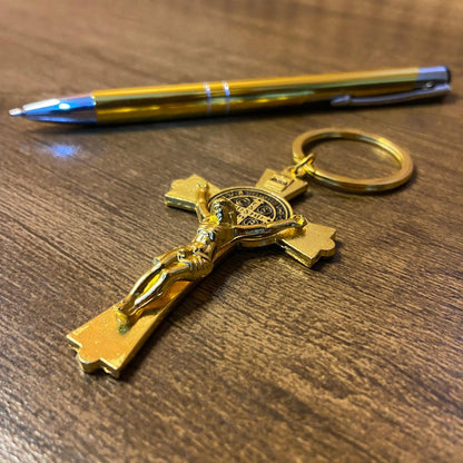 KIT CANETA COM CHAVEIRO CRUCIFIXO MEDALHA SÃO BENTO DOURADO ( 1 UNIDADE)
