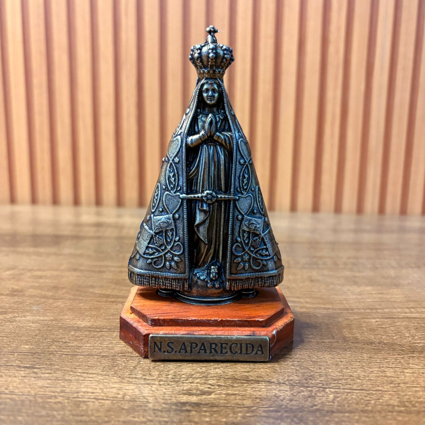 IMAGEM DE MESA METAL OURO VELHO NOSSA SENHORA APARECIDA COM BASE DE MADEIRA 12,5CM (1 UNIDADE)
